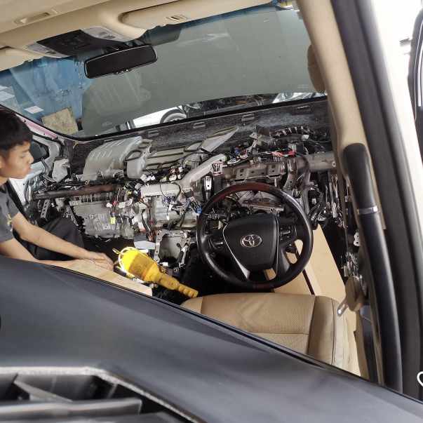 ถอดคอนโซลหน้าเพื่อซ่อมระบบแอร์ Toyota